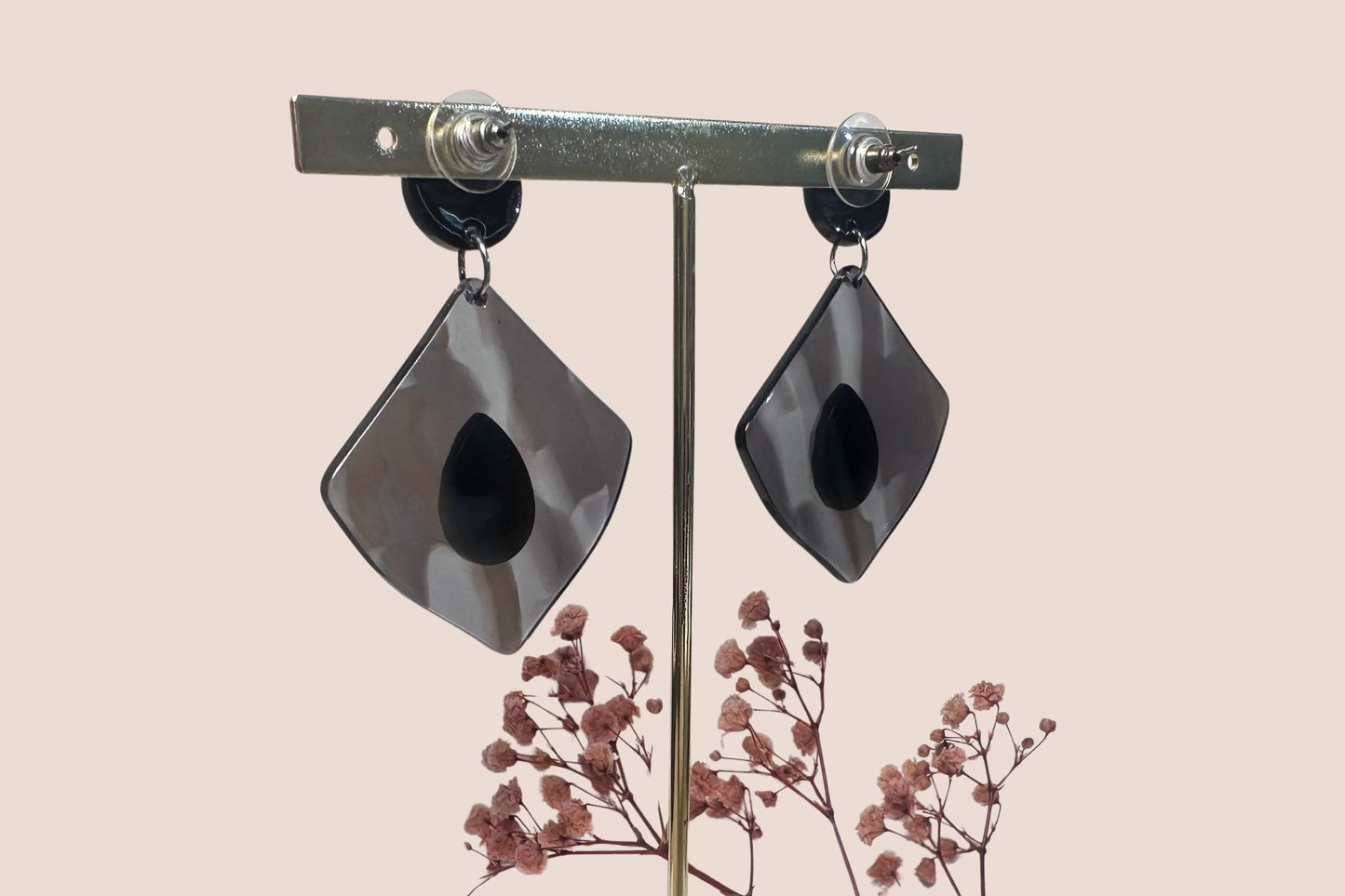Boucles d'Oreilles en Résine Grise et Pierre d'Onyx Noir – Protection et Charme Sombre