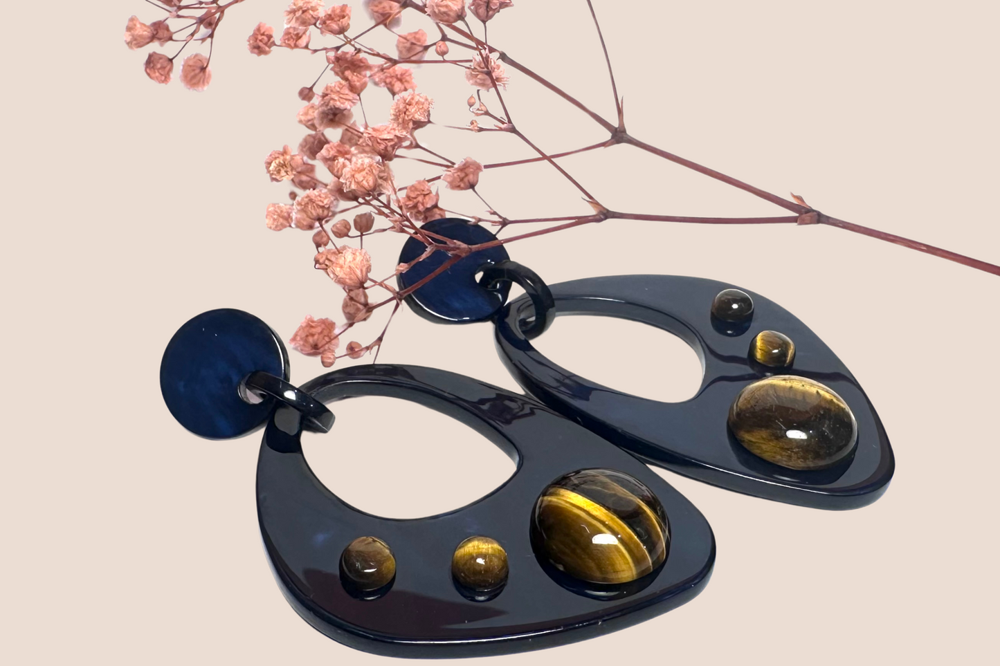 Boucles d'Oreilles Résine Bleu Nuit et Œil de Tigre – Élégance et Mystère