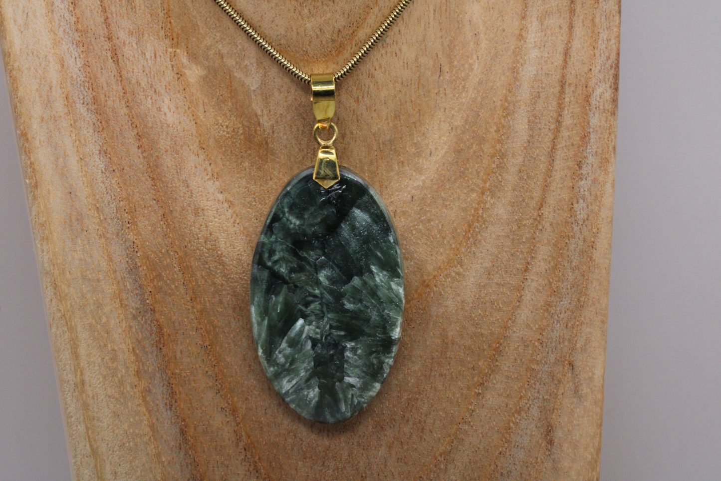 Pendentif en Séraphinite Naturelle et Laiton - Élévation et Guérison