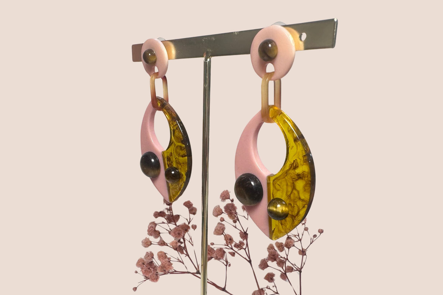 Boucles d'Oreilles en Résine Rose et Marron et Œil de Tigre – Charisme et Énergie