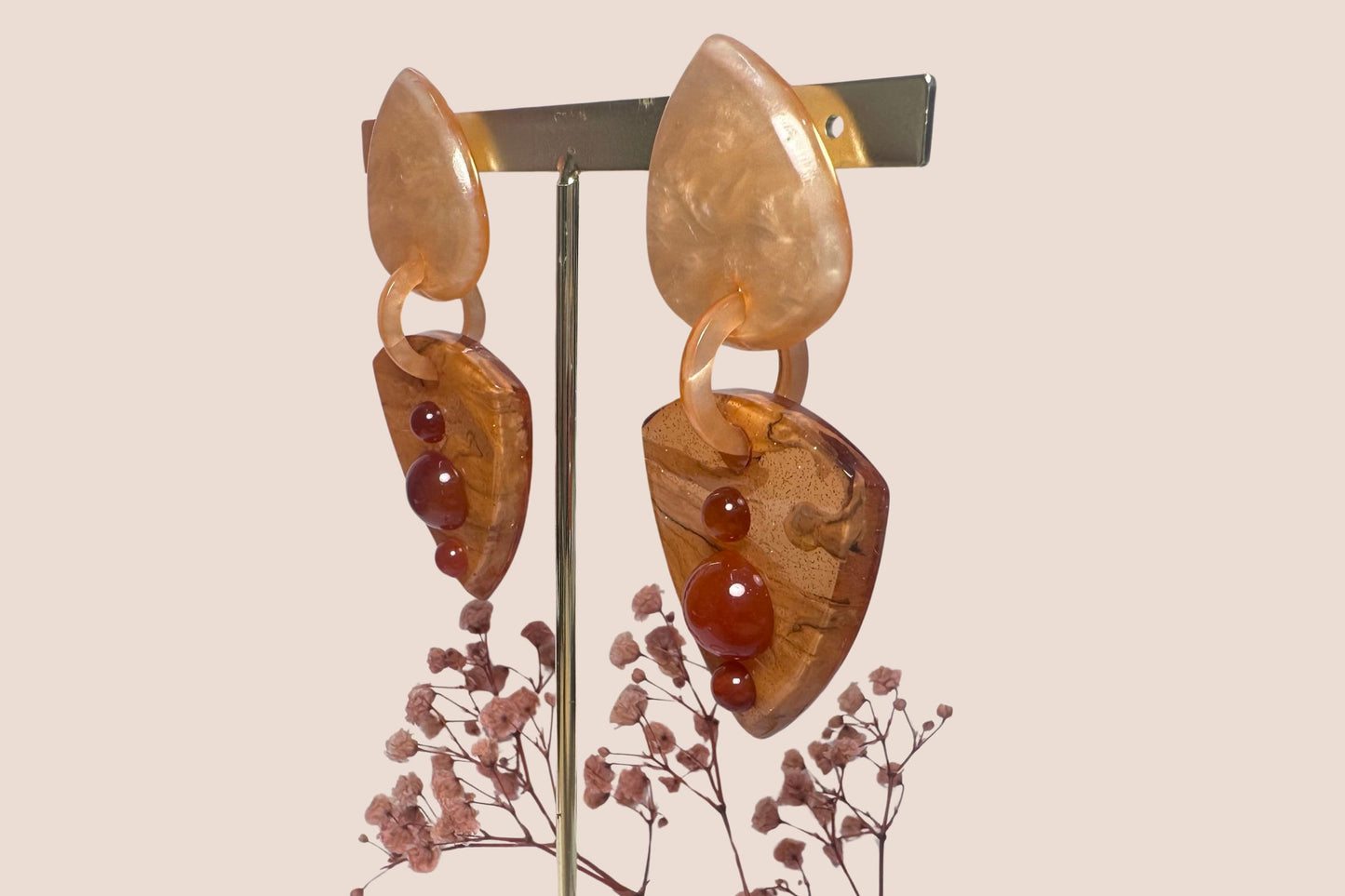 Boucles d'Oreilles en Résine Saumon et Cornaline – Énergie et Élégance Chaleureuse