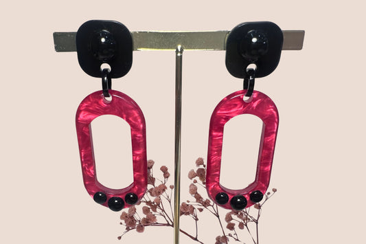 Boucles d'Oreilles en Résine Rose Pétante et Obsidienne Noire – Énergie et Protection Moderne