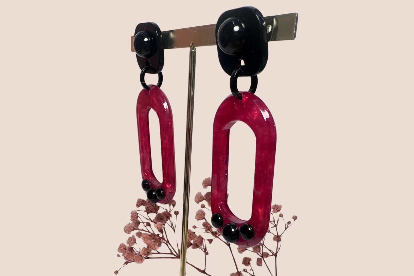 Boucles d'Oreilles en Résine Rose Pétante et Obsidienne Noire – Énergie et Protection Moderne