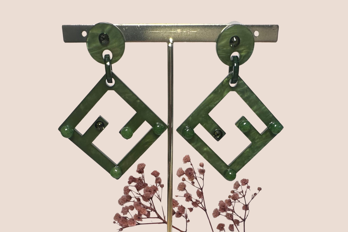 Boucles d'Oreilles en Résine Verte Opaque et Jade Néphrite – Équilibre et Élégance Naturelle