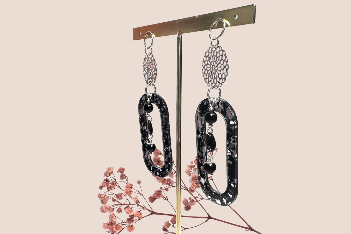 Boucles d’Oreilles en Argent 925 et Résine Noire Argentée – Élégance Intemporelle et Raffinement