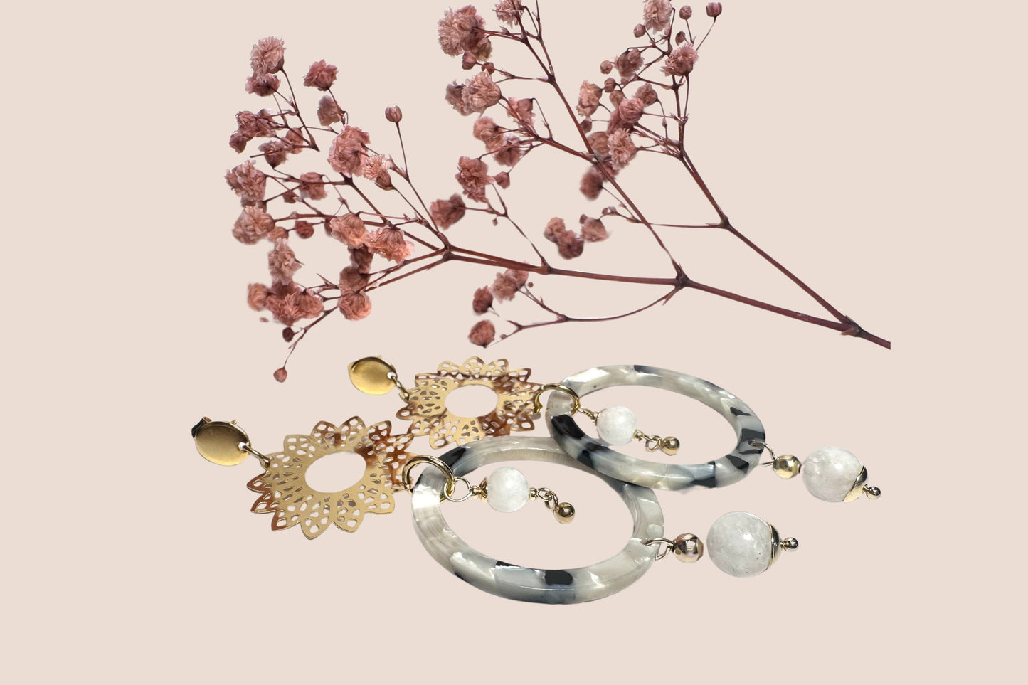 Boucles d’Oreilles en Résine Blanche, Acier Inoxydable et Pierre de Lune – Éclat et Élégance Intemporelle