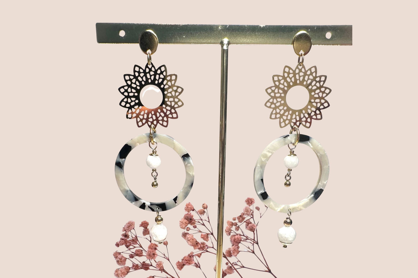 Boucles d’Oreilles en Résine Blanche, Acier Inoxydable et Pierre de Lune – Éclat et Élégance Intemporelle
