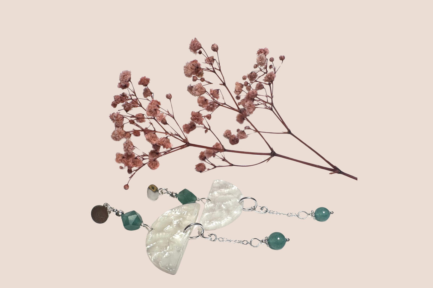 Boucles d’Oreilles en Argent 925 avec Aventurine Verte et Résine Blanche – Raffinement Naturel et Pureté