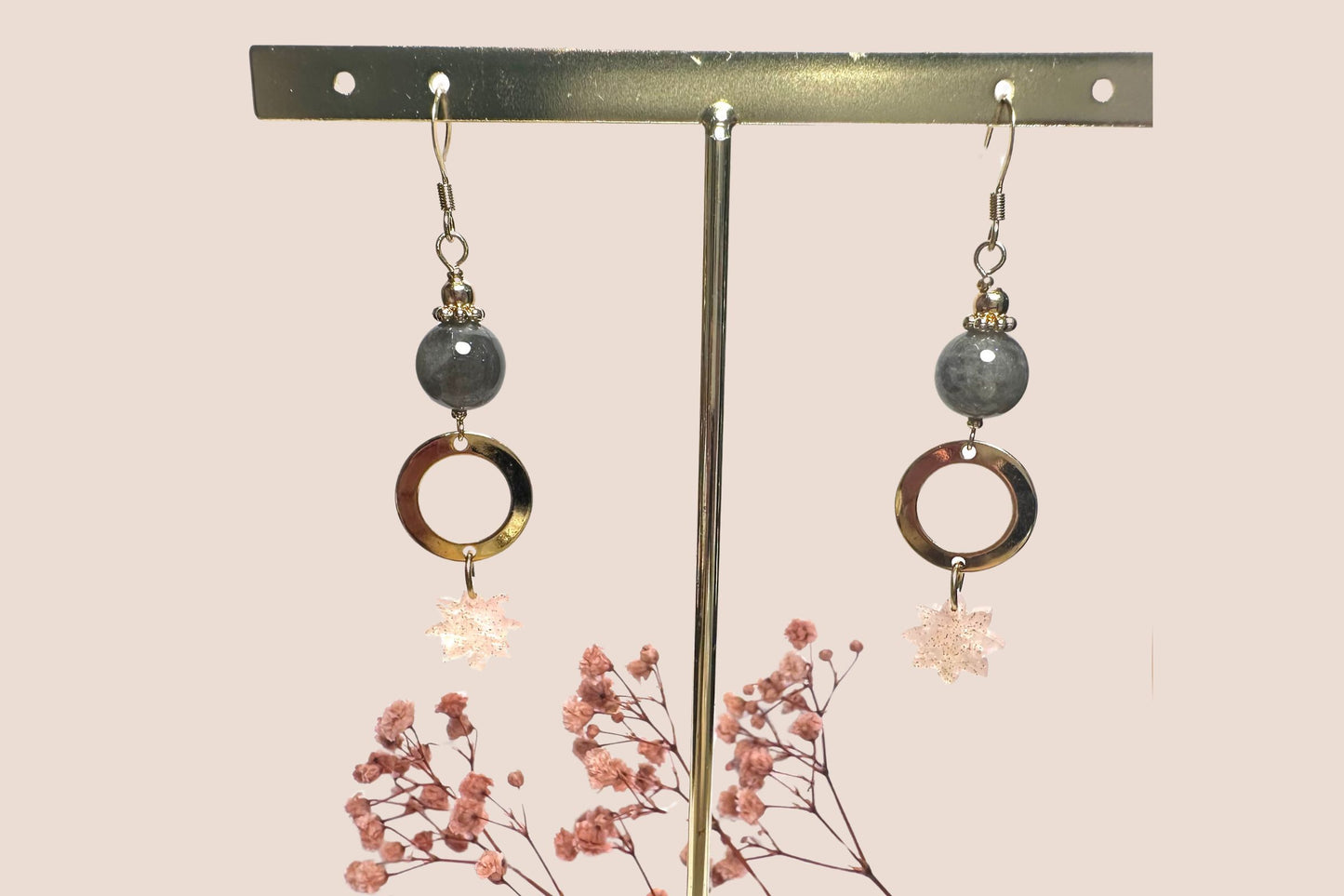 Boucles d’Oreilles en Acier Inoxydable avec Résine Rose et Labradorite – Féminité et Protection
