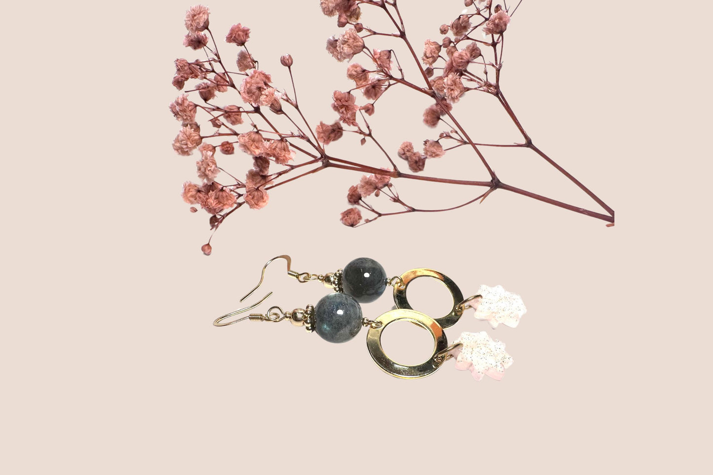 Boucles d’Oreilles en Acier Inoxydable avec Résine Rose et Labradorite – Féminité et Protection