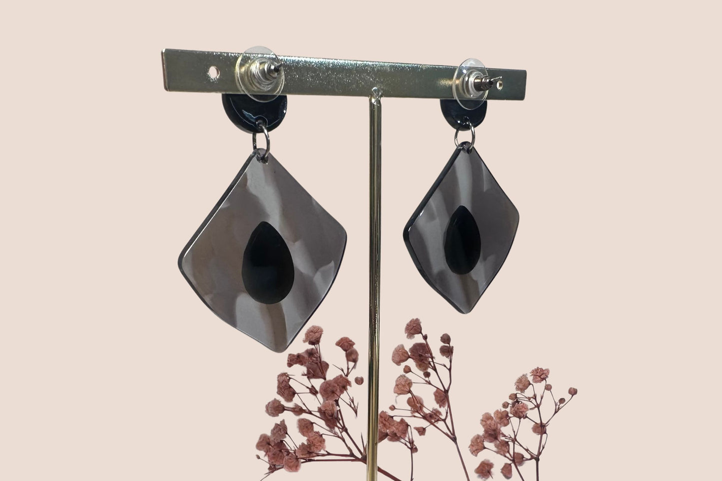 Boucles d'Oreilles en Résine Grise et Pierre d'Onyx Noir – Protection et Charme Sombre