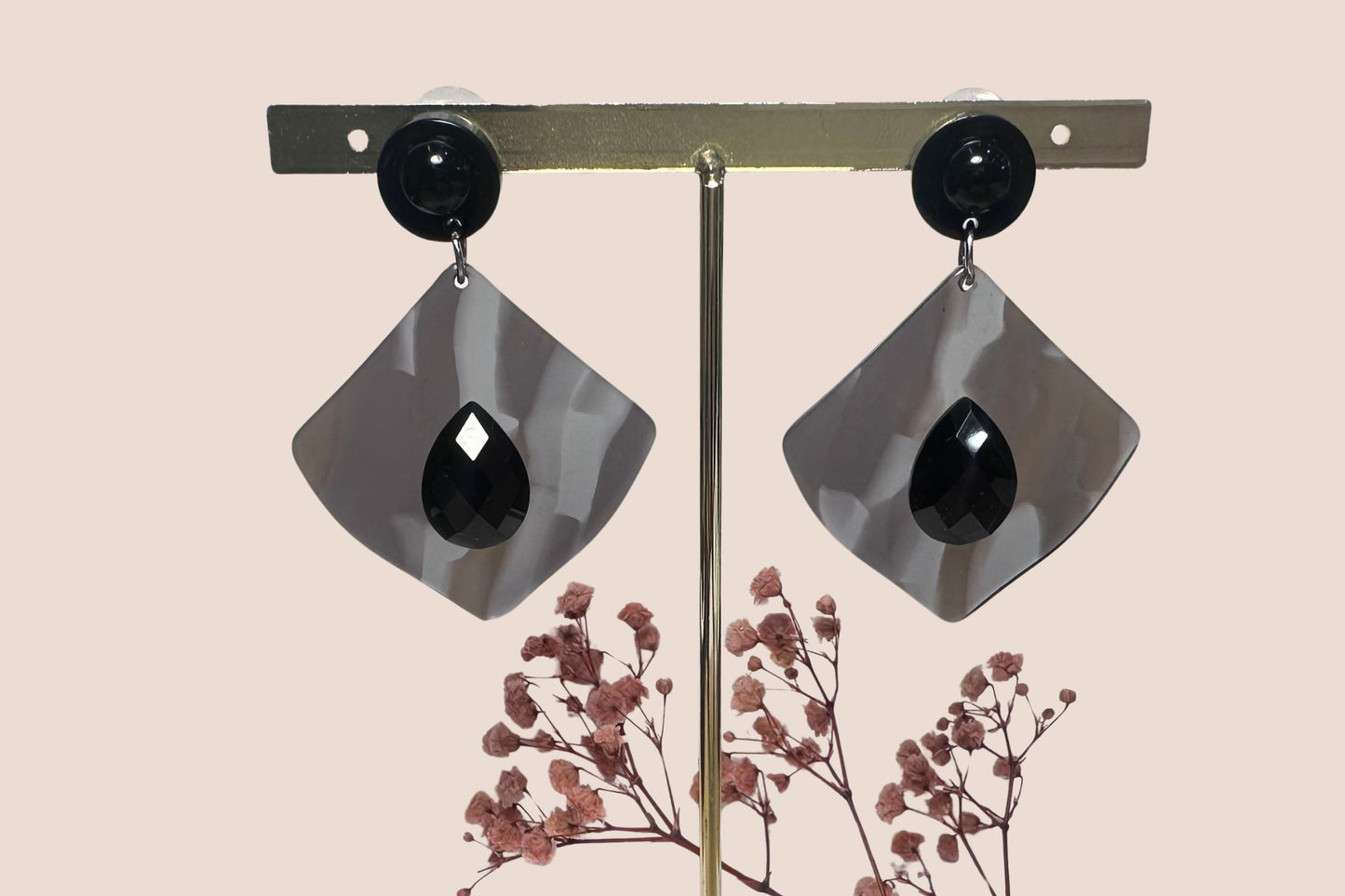 Boucles d'Oreilles en Résine Grise et Pierre d'Onyx Noir – Protection et Charme Sombre