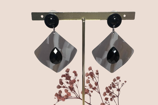 Boucles d'Oreilles en Résine Grise et Pierre d'Onyx Noir – Protection et Charme Sombre