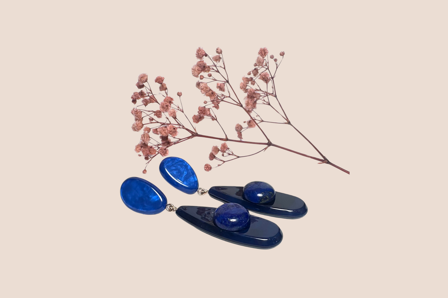 Boucles d'Oreilles Résine Bleue et Pierre de Lapis Lazuli – Élégance et Sagesse