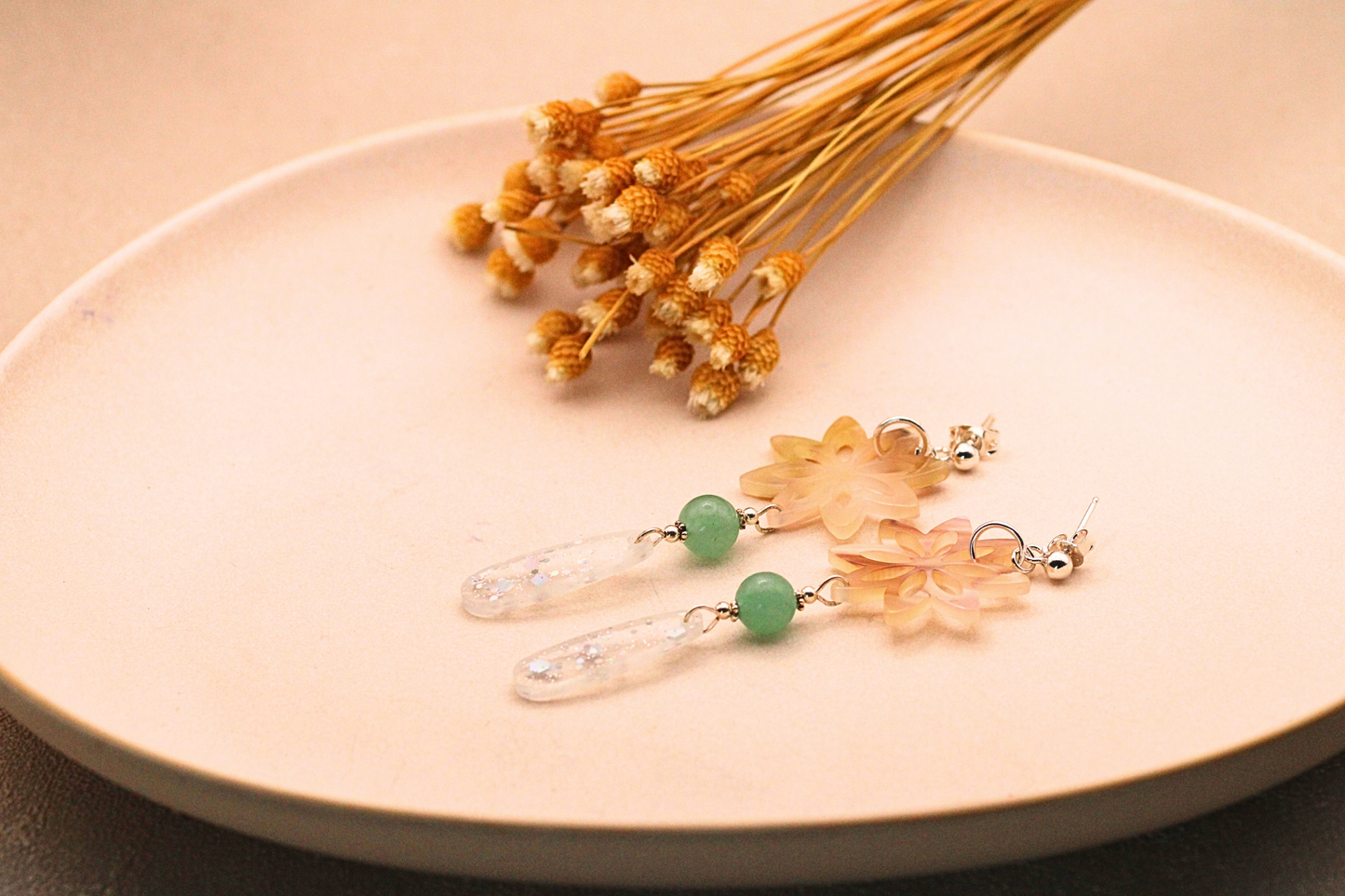 ✨ Boucles d’oreilles en résine et aventurine verte – Un bijou naturel et raffiné ✨