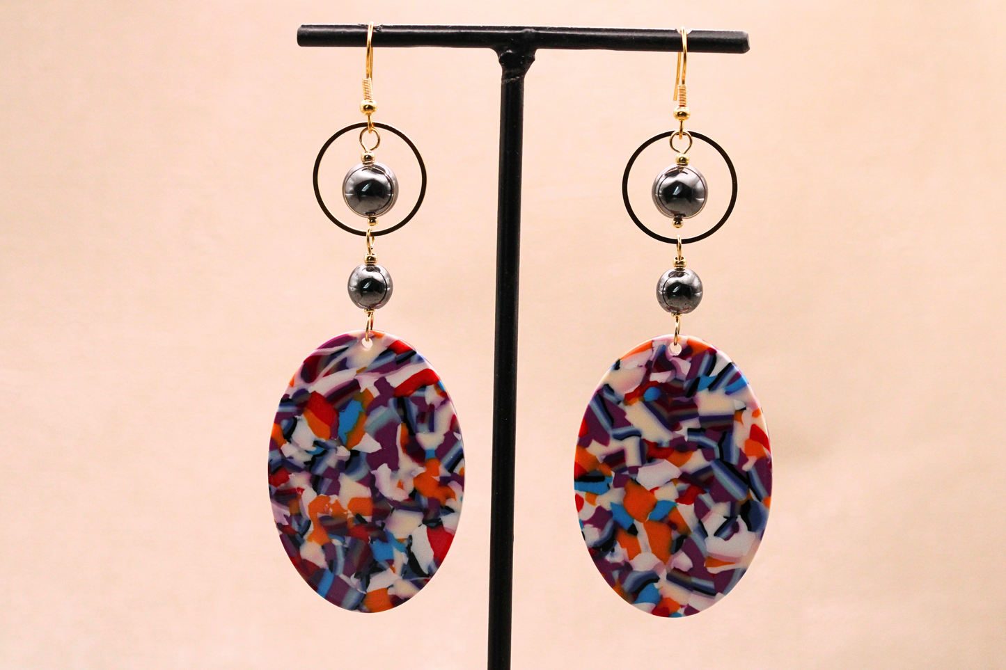 ✨ Boucles d’oreilles en résine multicolore et hématite – Élégance artisanale et éclat minéral