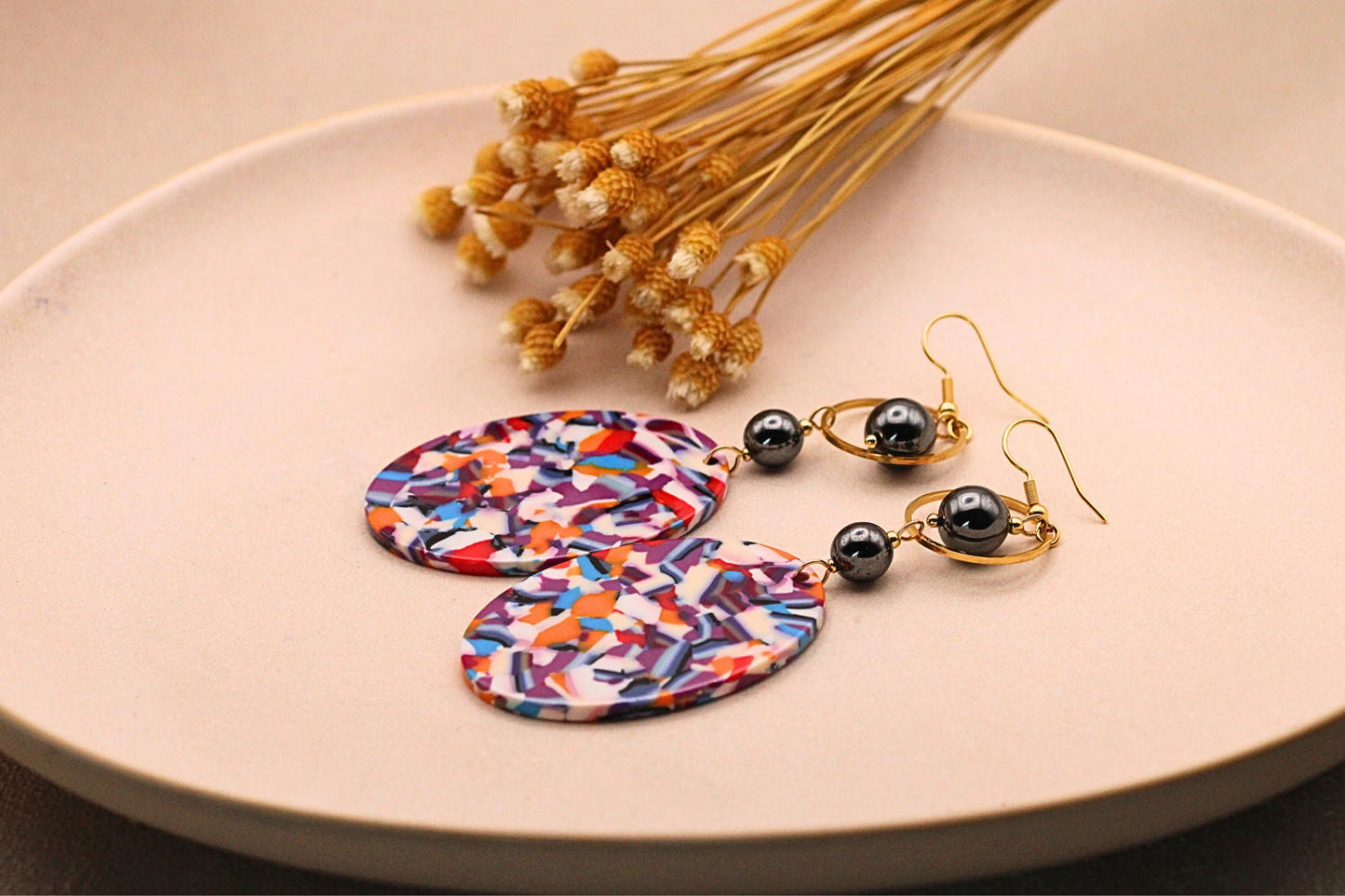 ✨ Boucles d’oreilles en résine multicolore et hématite – Élégance artisanale et éclat minéral