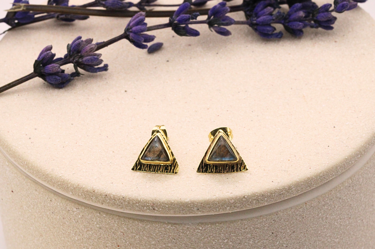 Boucles d’oreilles puce en acier inoxydable avec labradorite, cornaline, grenat ou pierre de lune – Simplicité et énergie naturelle