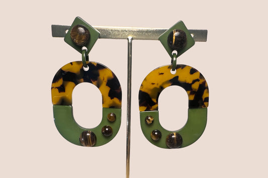 Boucles d'Oreilles en Résine Transparente et Œil de Tigre – Protection et Raffinement