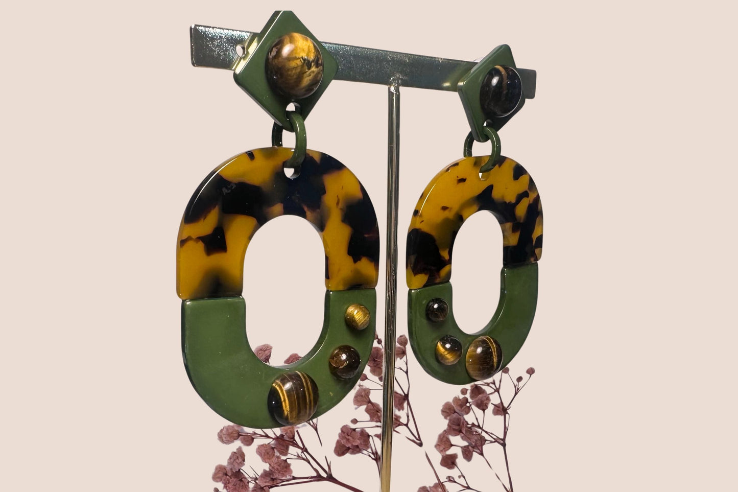Boucles d'Oreilles en Résine Transparente et Œil de Tigre – Protection et Raffinement