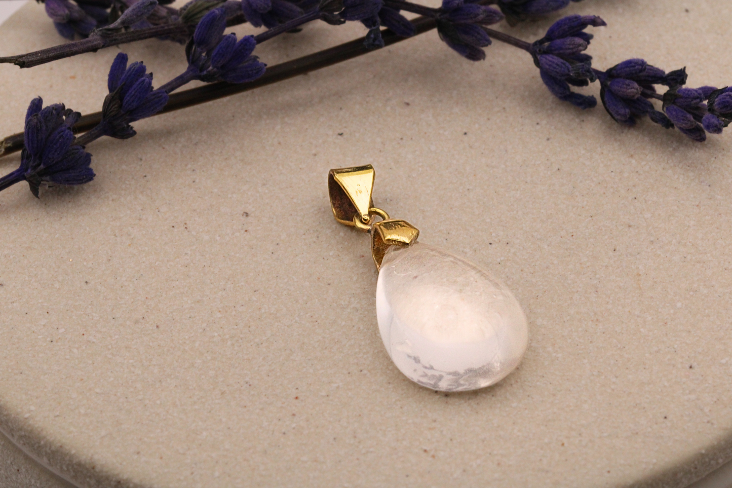 Pendentif en Cristal de Roche Naturel et Laiton - Clarté et Énergie