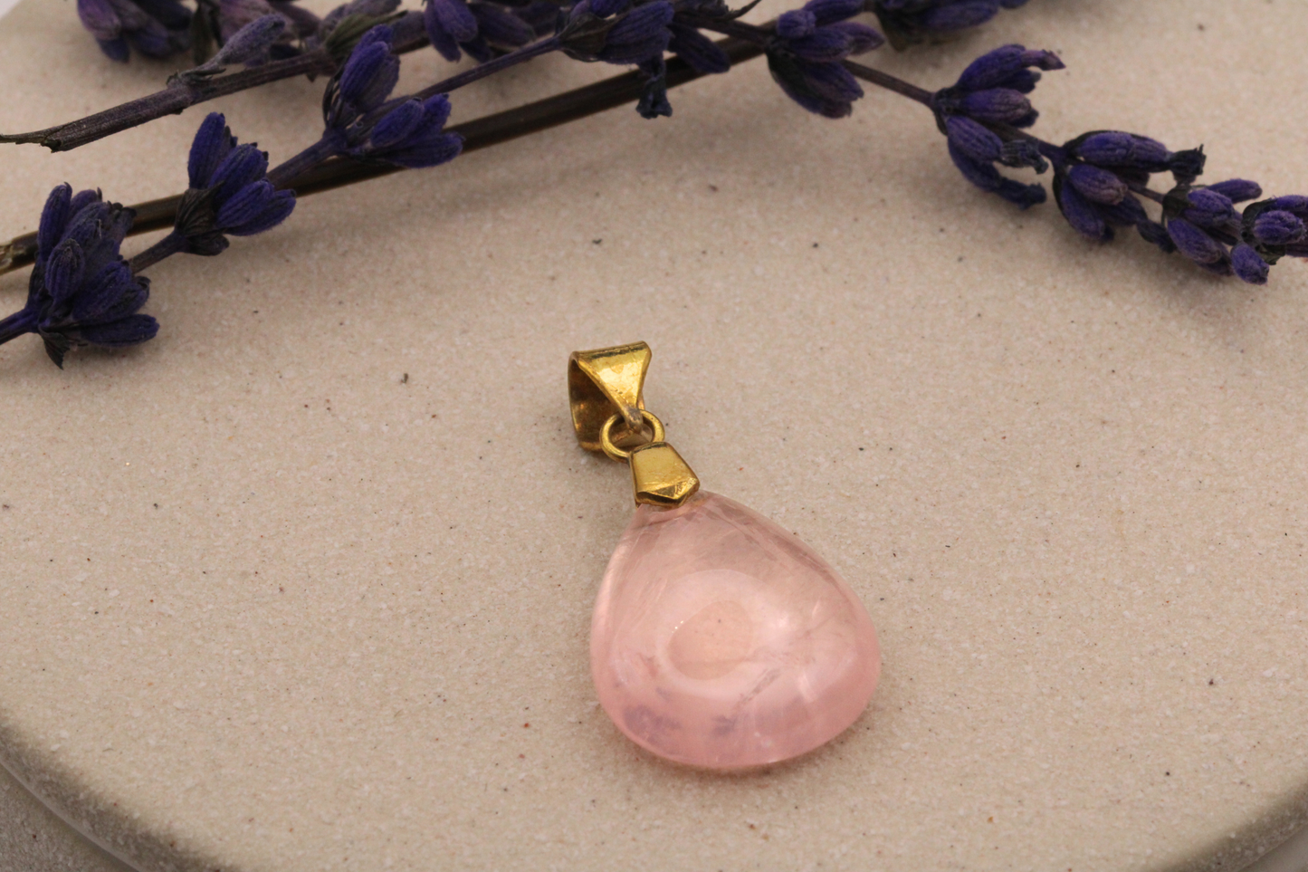 Pendentif en Quartz Rose Naturel et Laiton - Amour et Douceur