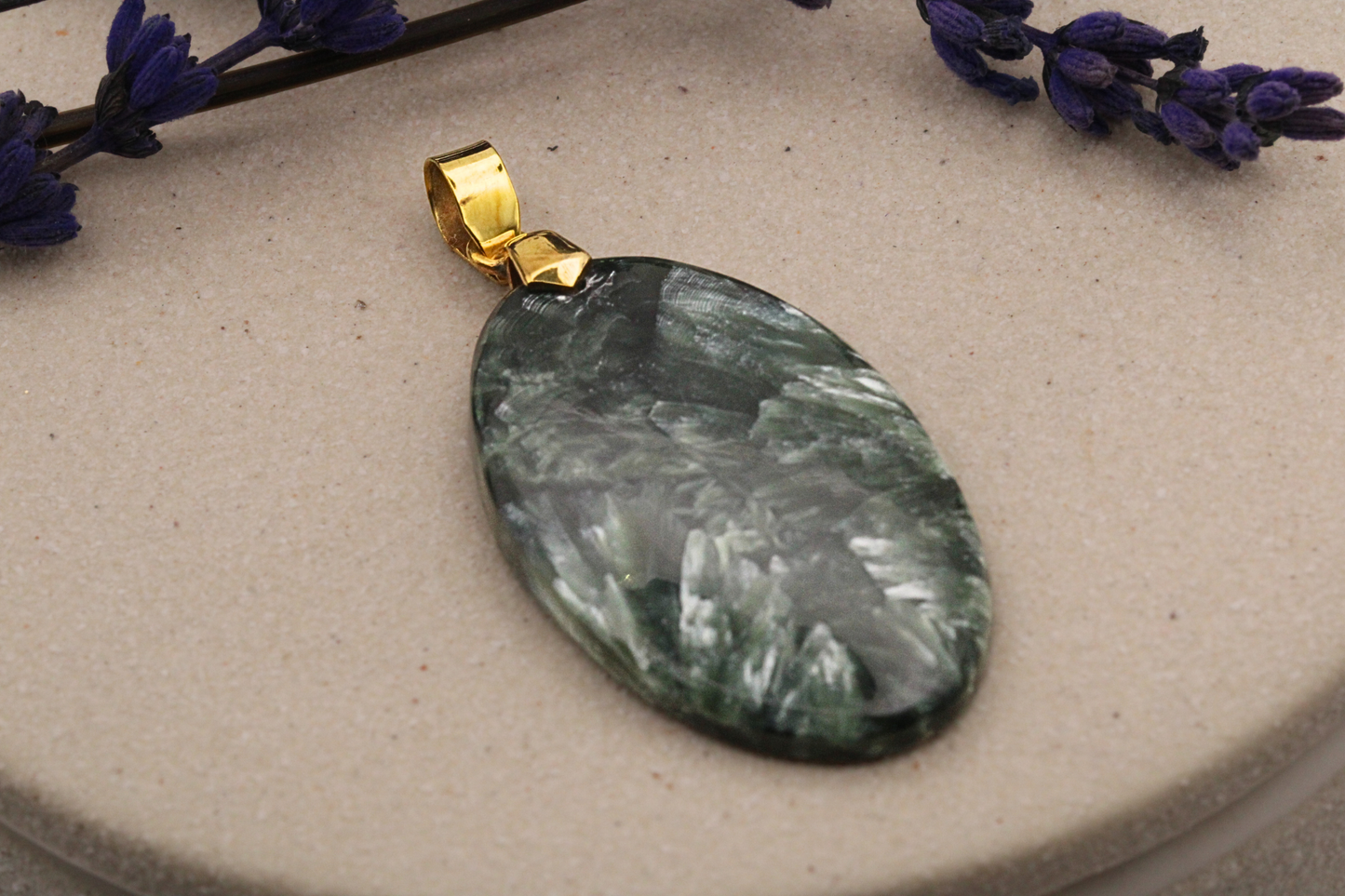 Pendentif en Séraphinite Naturelle et Laiton - Élévation et Guérison