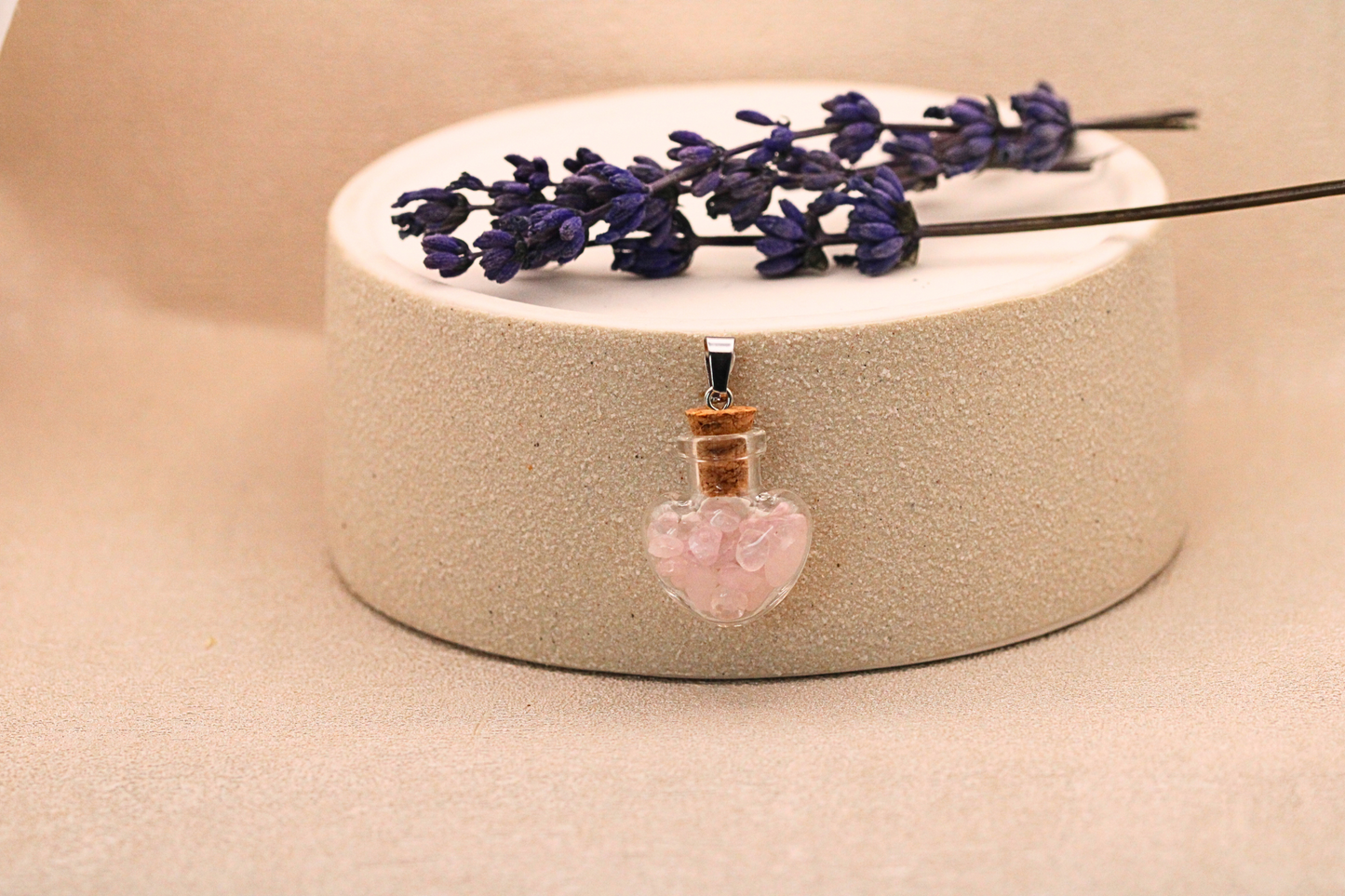 Pendentif Bouteille en Verre avec Pierres de Quartz Rose et Améthyste - Élégance et Énergie