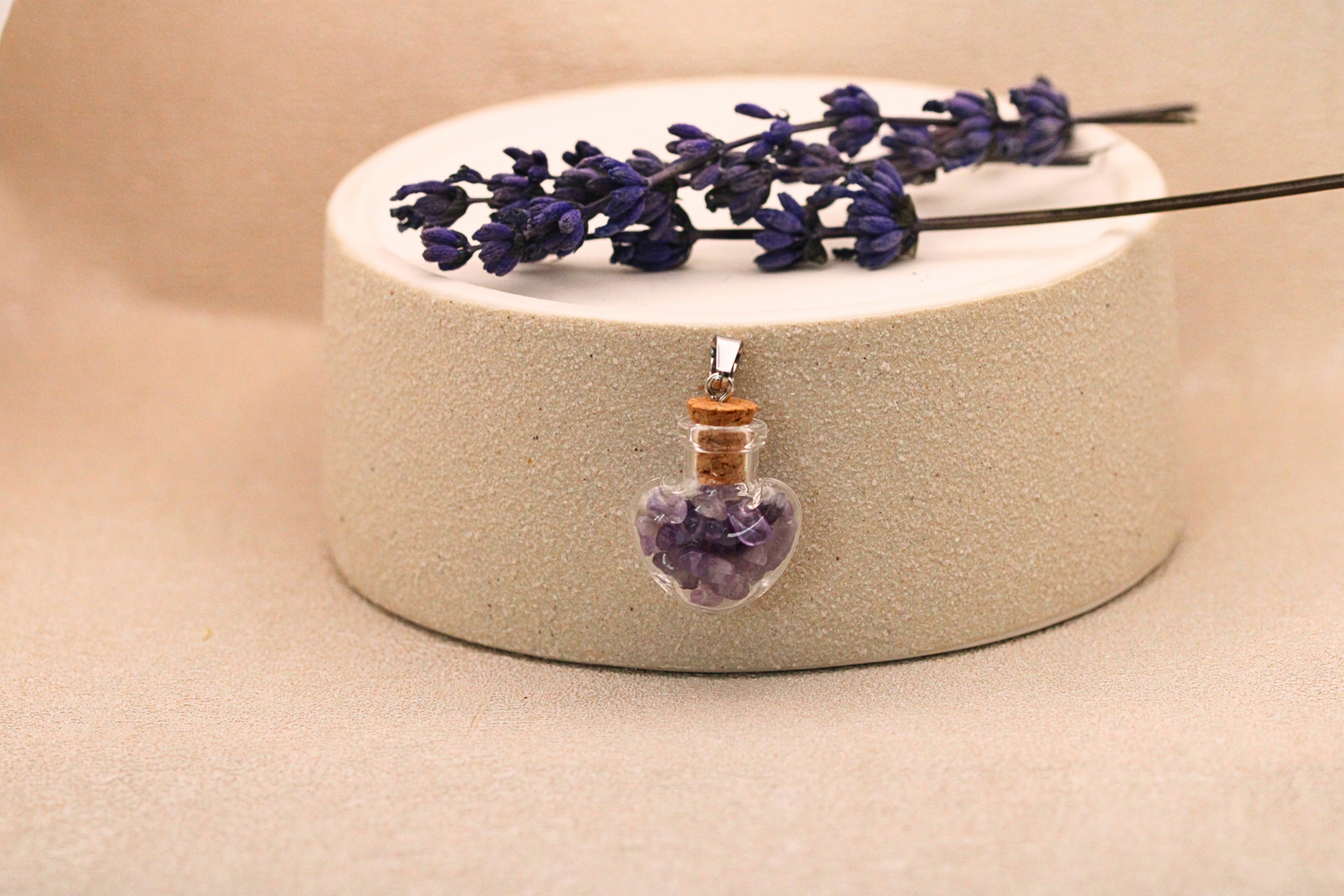 Pendentif Bouteille en Verre avec Pierres de Quartz Rose et Améthyste - Élégance et Énergie
