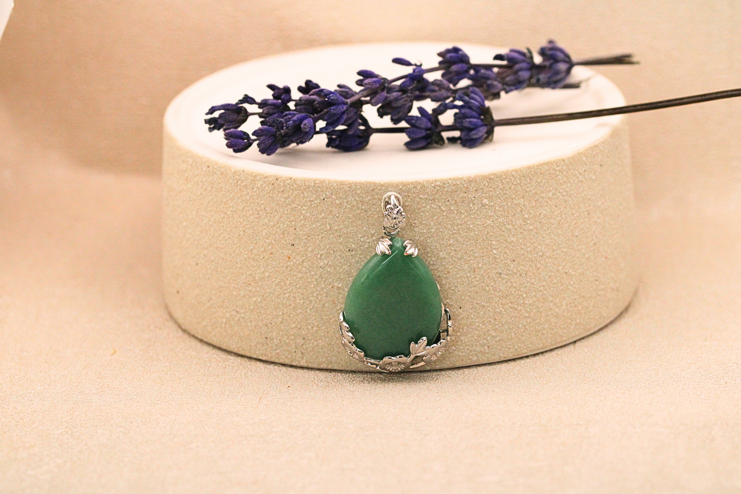 Pendentif Fleur avec Pierre Naturelle en Acier Inoxydable - Élégance et Nature
