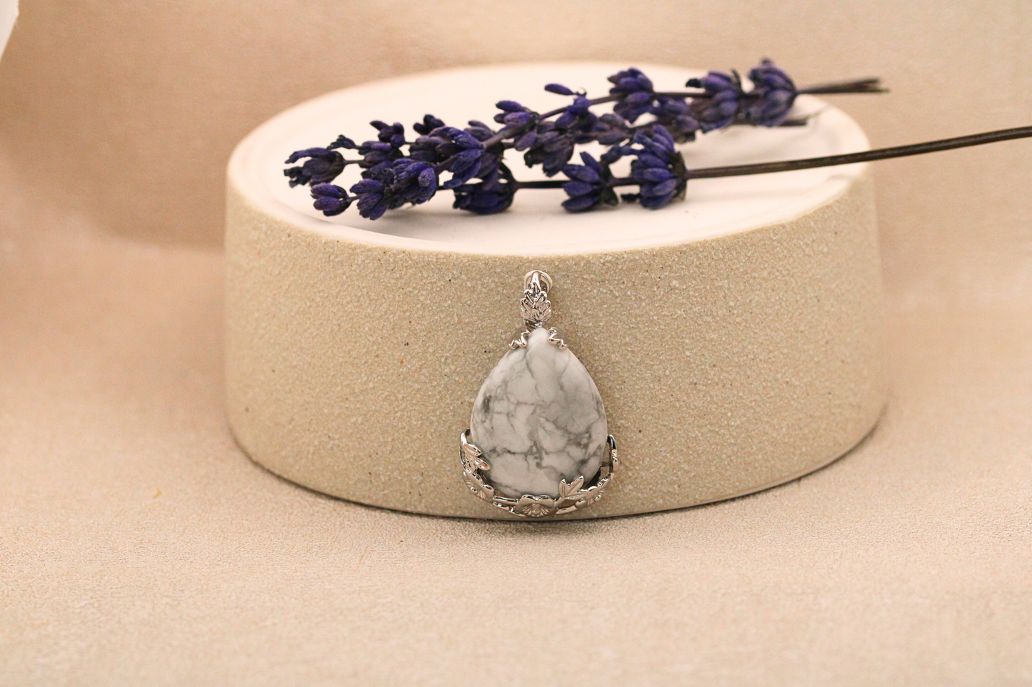Pendentif Fleur avec Pierre Naturelle en Acier Inoxydable - Élégance et Nature