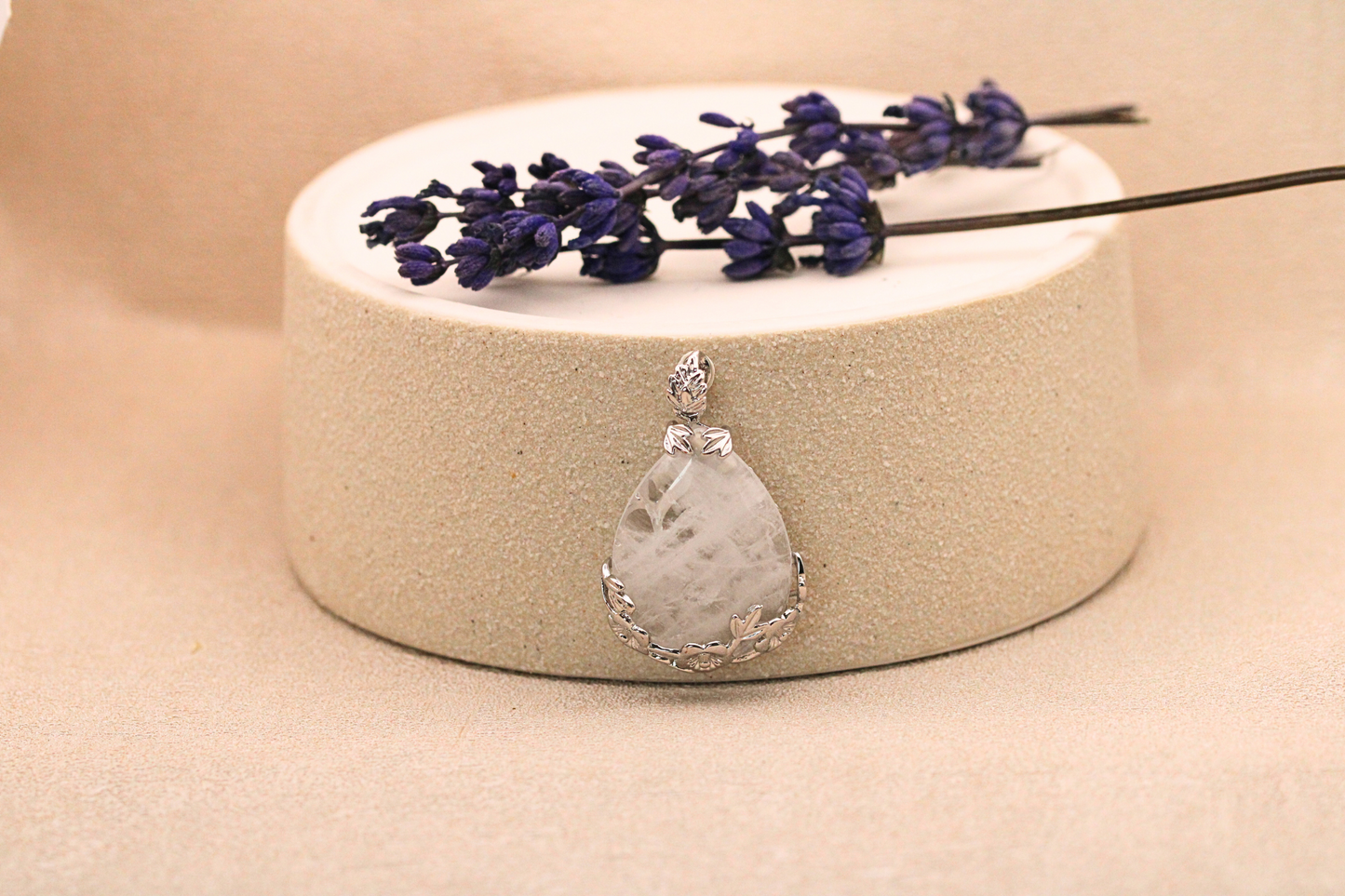 Pendentif Fleur avec Pierre Naturelle en Acier Inoxydable - Élégance et Nature