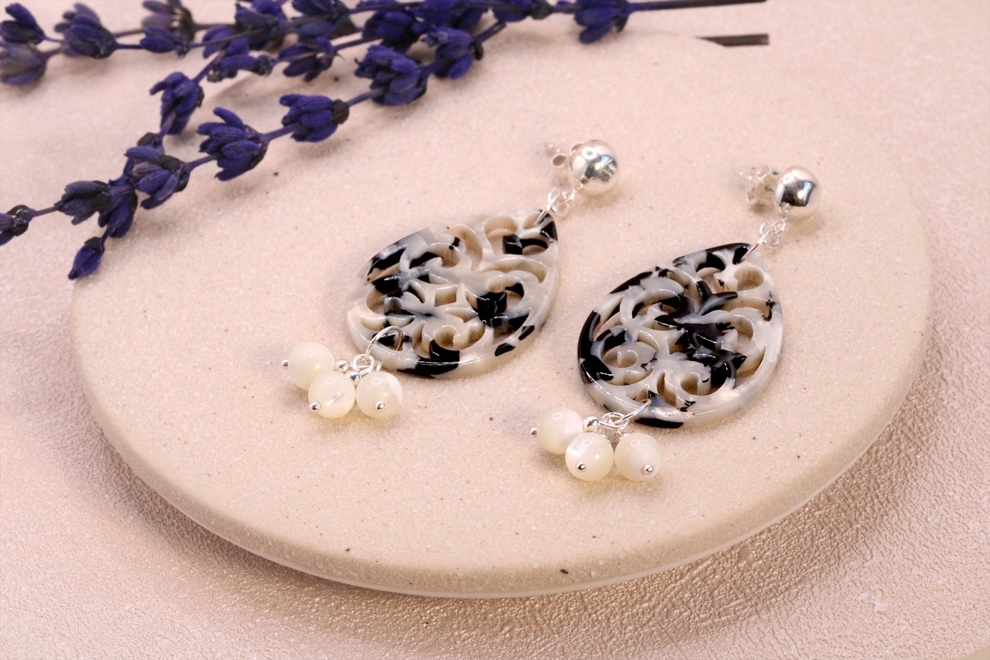 Boucles d'oreilles lumineuses en nacre